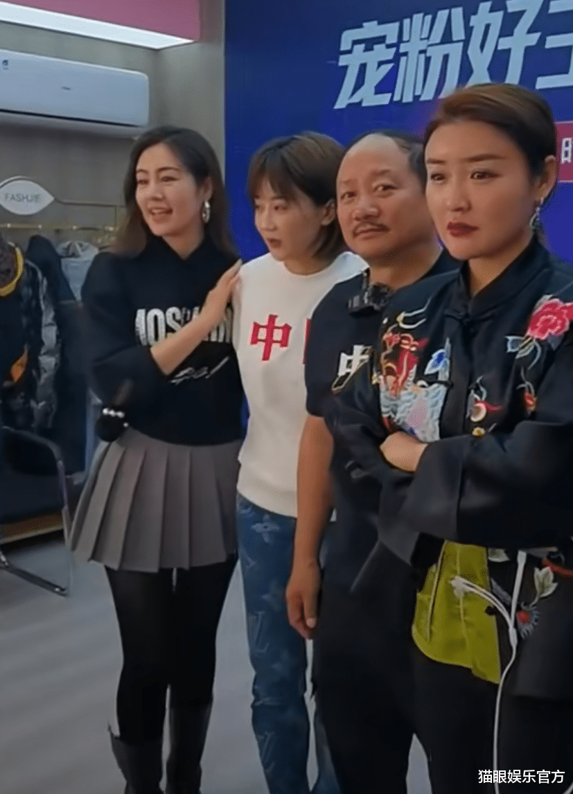 穿衣搭配 乡爱主演合体，王小蒙瘦身后颜值不输红玉，谢广坤被美女围中间