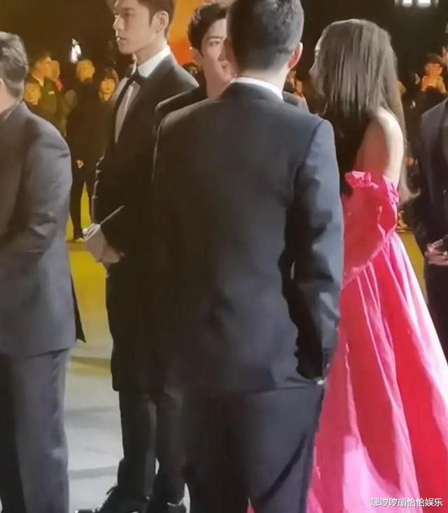 吴京|女明星太拼了！吴京都冷得不停转圈了，温碧霞穿长裙却还淡定自若