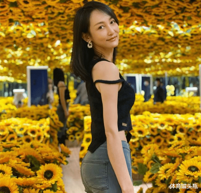 王皓|执教多年引热议！王皓如今携娇妻进军娱乐圈，出演真人秀清瘦很多