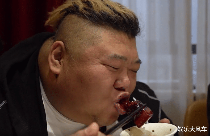 坦桑石 600斤胖猴仔不顾医生劝阻,大口吃红烧肉,走两步喘到差点晕厥