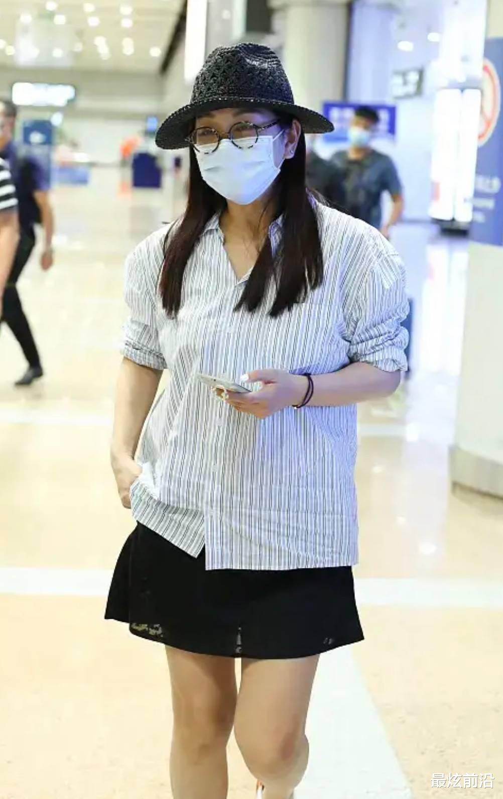最炫前沿 陈松伶也逃不过中年发福，条纹衫配蕾丝裙难掩臃肿，还好气质撑住