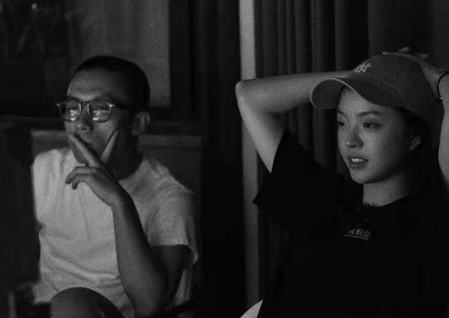 时尚风行派 华谊千金王文也首上综艺太高调！才23岁就当导演，穿黑T比明星美