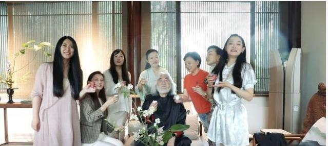 张纪中|张纪中过70寿辰，同龄岳父母拄拐杖来庆贺，和女婿站一起略显尴尬