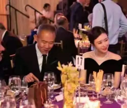 田朴珺|70岁王石与娇妻散步，谁注意到他们的穿着，暴露了两人的代沟