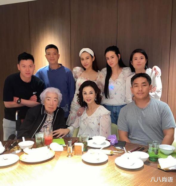 谢玲玲|谢玲玲陪前婆婆聚餐，余宝珠满头白发状态好，97岁还能吃烤肉