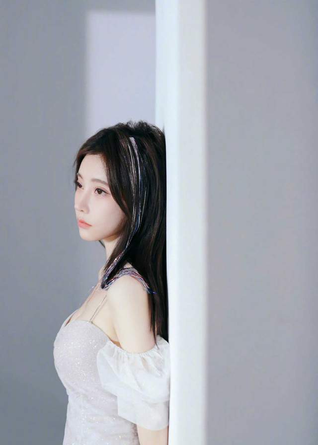 冯提莫|冯提莫可塑性太强了，新歌MV《窥》花絮照曝光，粉丝：好性感