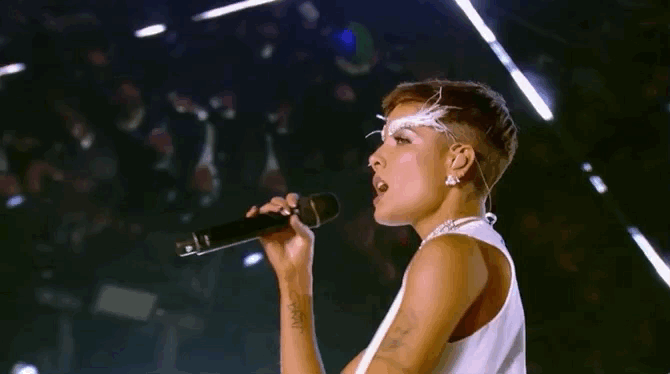 女孩|21岁在舞台上流产，23岁一曲成名获格莱美，网友：酷女孩永不认输