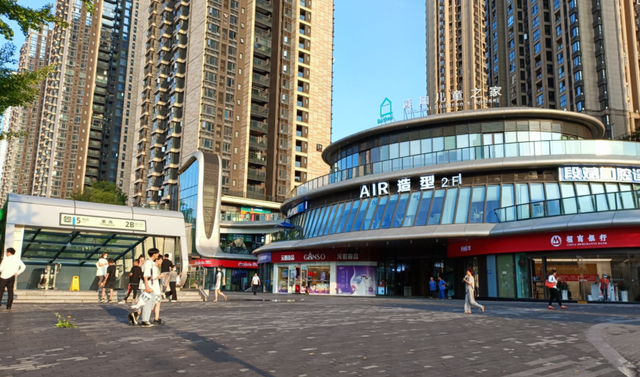 群租房|三房改成九房，里面还搭架子床？重庆照母山豪宅业主大战群租房