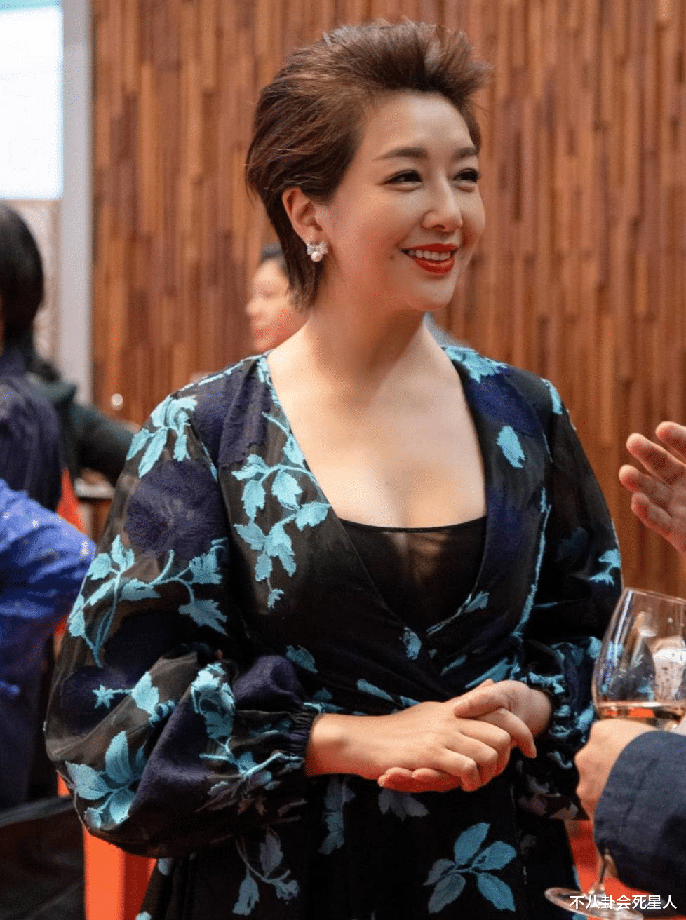 钟丽缇|纸片人排骨胸看腻了!这些珠圆玉润的女星才是真有味道