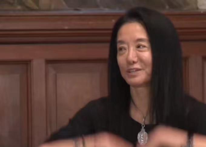 MARRY|惊艳时光！享誉全球的设计师王薇薇72岁庆生照曝光，活出27岁状态