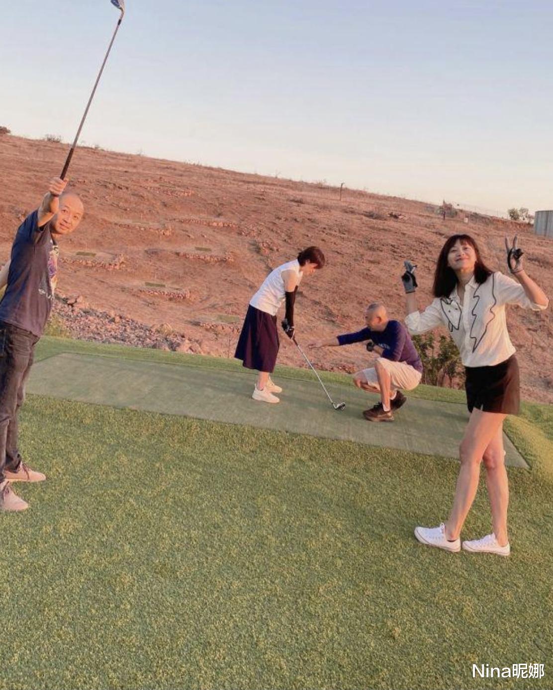 Nina昵娜|47岁徐静蕾罕见露面逛公园，穿破洞T恤骑平板车，没生娃肚子却长赘肉