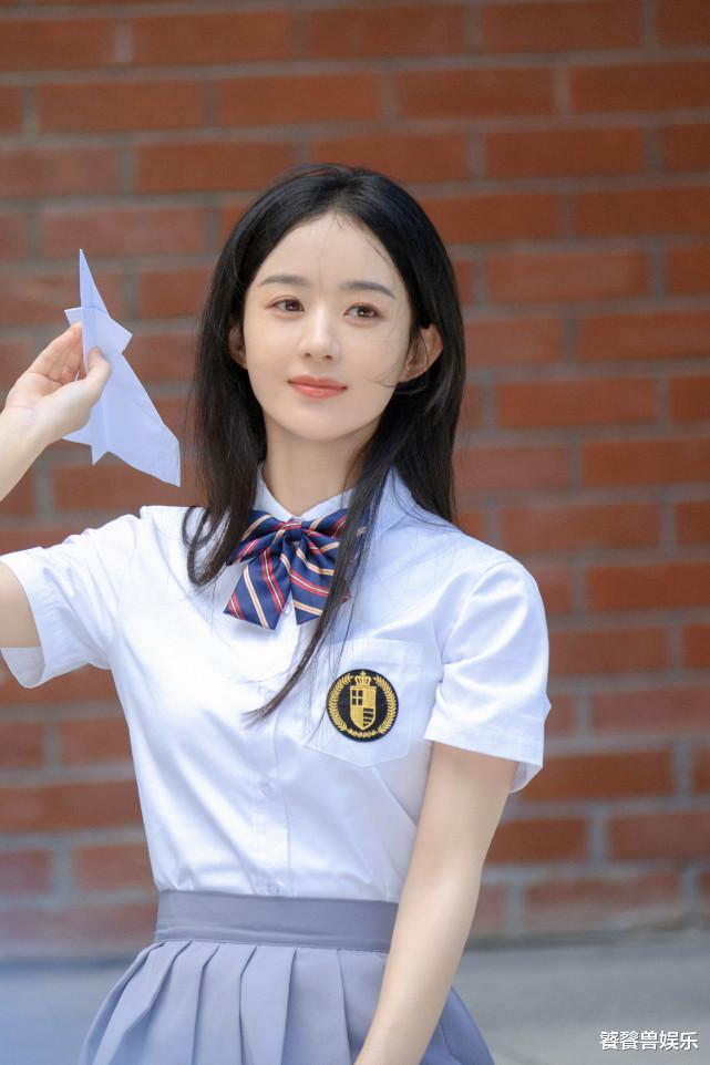 赵丽颖|赵丽颖直播曝生图，穿流光裙好撩人，85花在雨中撑伞氛围感太绝