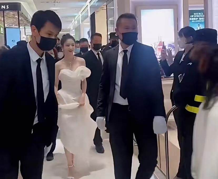 周深|佟丽娅离婚后美出新高度，露大白腿艳光四射，被路人簇拥好似巨星