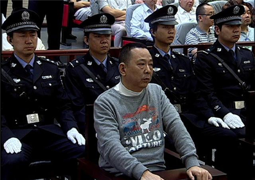 汶川地震 他身价400亿,汶川地震主动捐五千万,被抓时缴获一个排的武器