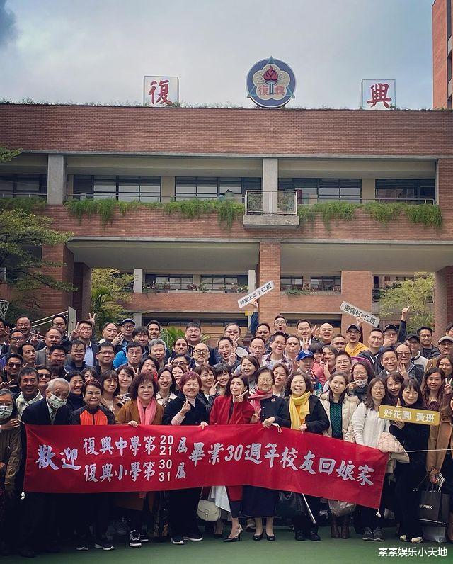 贾静雯|贾静雯罕见晒童年照，小学六年级照片很可爱，30多年长相没变化