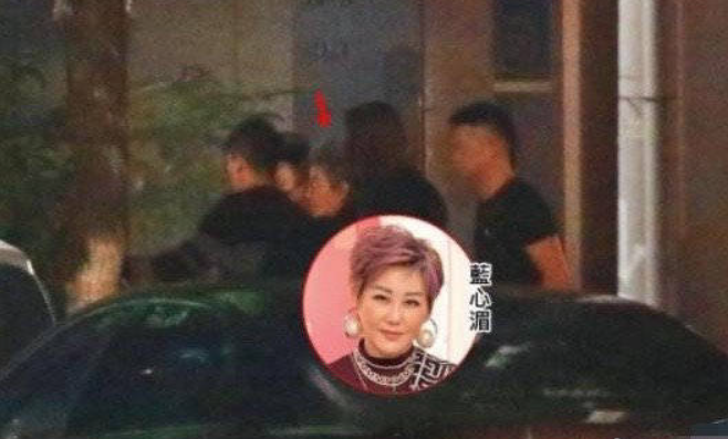 许玮甯|邱泽许玮甯婚后首露面！打扮低调举止亲密，与好友聚餐后拥抱道别