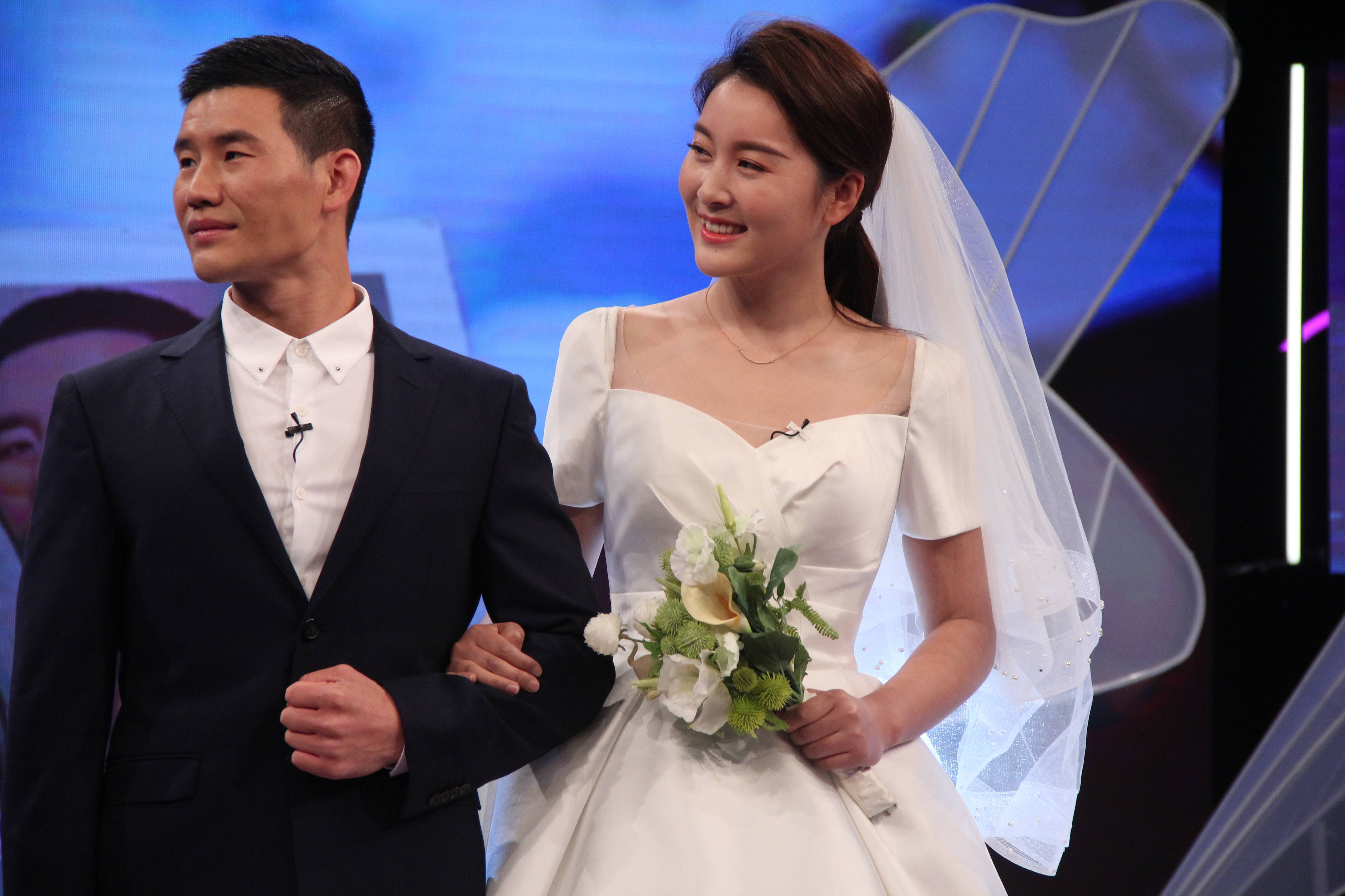 谢孟伟|谢孟伟一家四口拍视频记录生活 圈外妻子美艳动人不输女明星