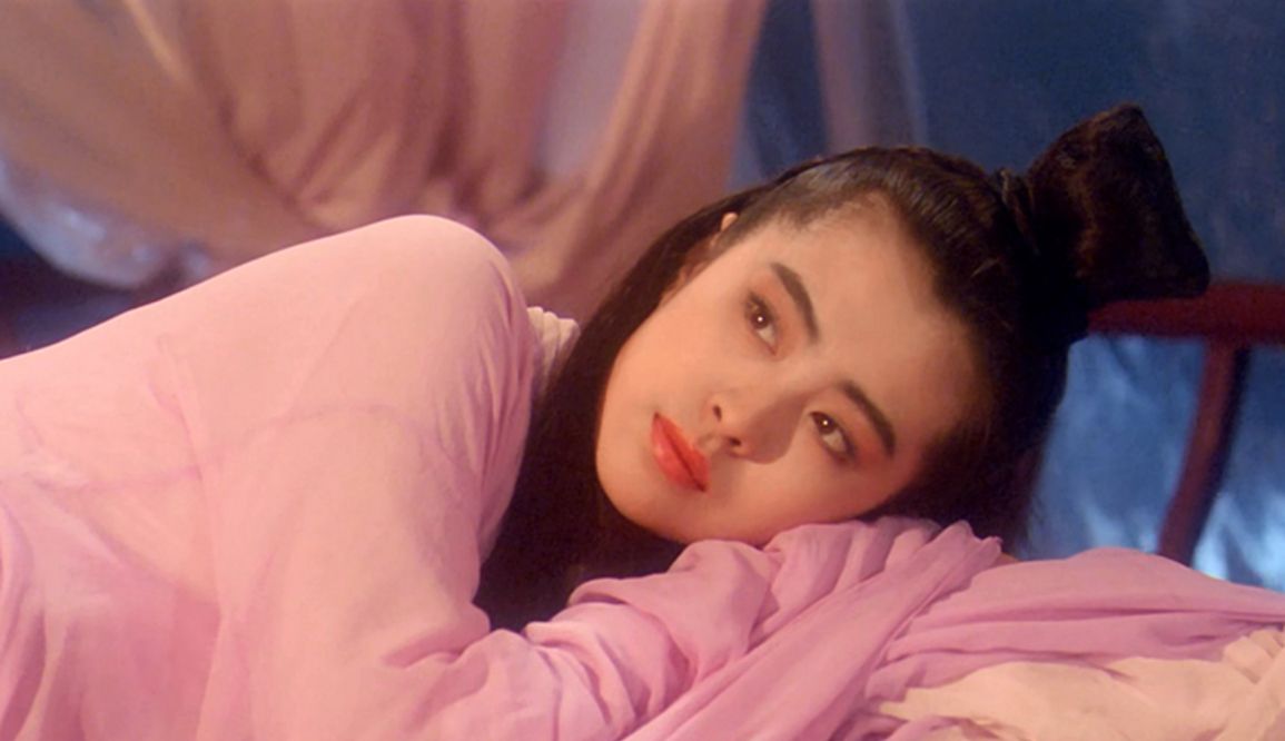 王祖贤|54岁王祖贤现身寺庙，脸部严重发福双下巴明显，弯腰驼背似路人