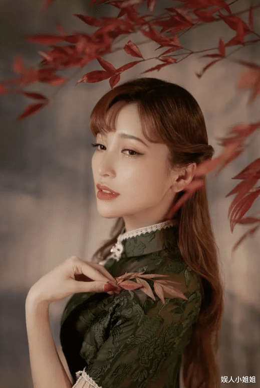 金莎|总以为金莎是骨感女星,没想到穿旗袍居然别有韵味,腰臀比例太好了