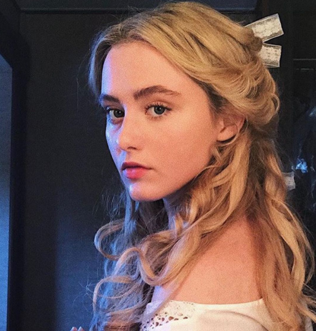 灵熙说珠宝 凯瑟琳-纽顿:4岁入演艺圈,神似迪丽热巴,一个会演戏的高尔夫人