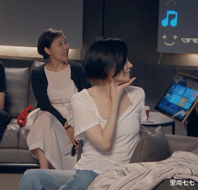 王菲|王菲复工后首个造型,换新发型变酷姐,瘦成麻杆却有一双小肉手