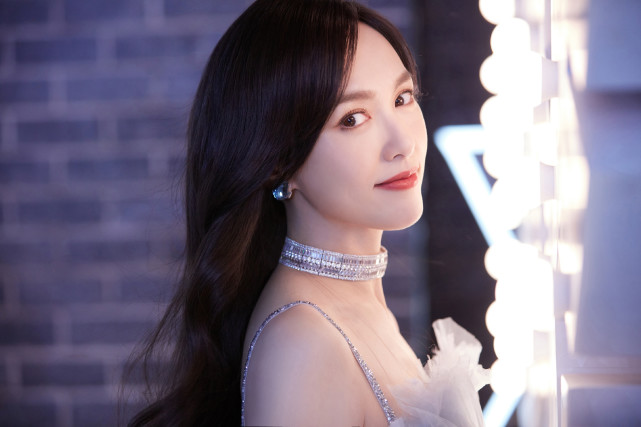 唐嫣|唐嫣首次跨界就大获成功！穿薄纱裙尽显央视范，站姿优雅不逊色刘涛