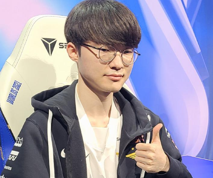 faker|继1瓶可乐5人喝后，Faker再出抠脚案例，玩LOLM用5年老手机