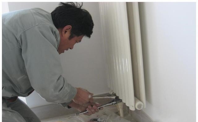 过去备受欢迎的地暖,现为何被暖气片取代?关键在维修成本等原因