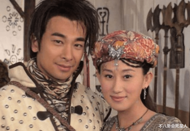 赵文卓|赵文卓晒十周年合影，妻子珠宝加身显贵气，曾被嘲难看今气质取胜