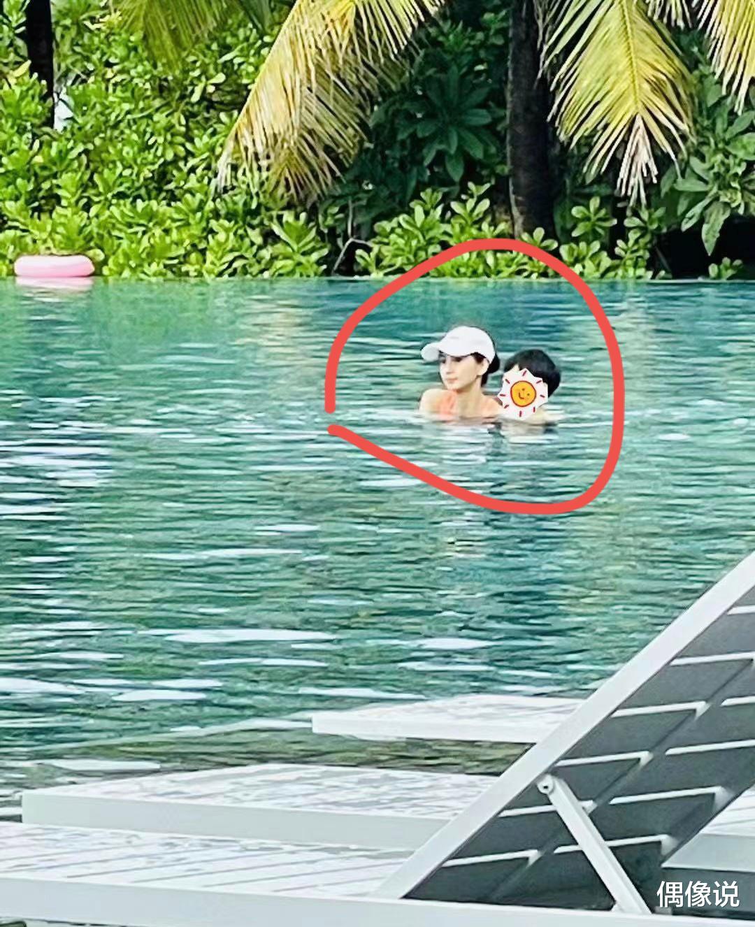 Angelababy|Angelababy和剧组小演员合影，蹲下身贴着小女孩肩膀，显得脸超小