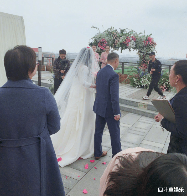 娛樂圈一位女明星結婚，婚禮現場照片流出，臉上滿是幸福的模樣-圖5