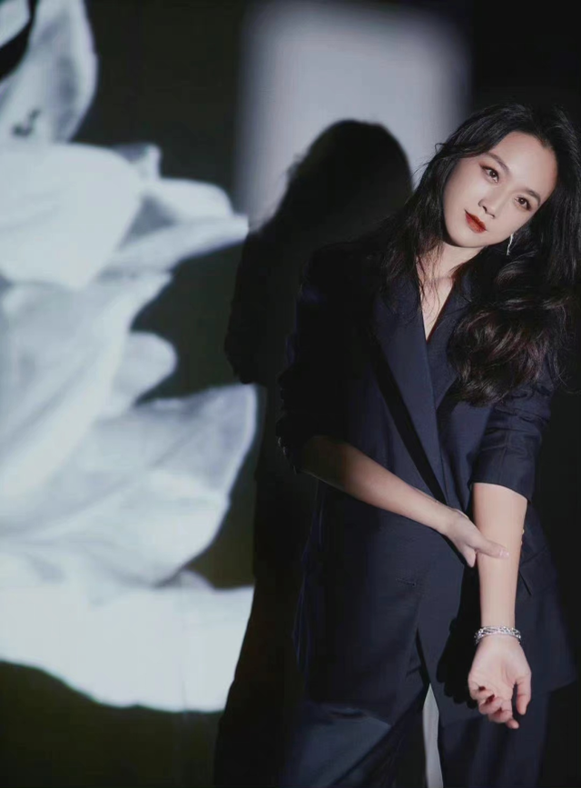 美人哒 42岁汤唯气质太出众，穿西装比别人穿礼裙还好看，高级感爆棚