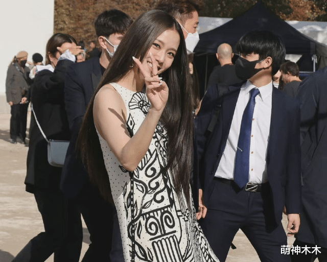 金智秀|巴黎时装周又来了：韩国女星被嘲小家子气，卡姐金属头套抢尽风采