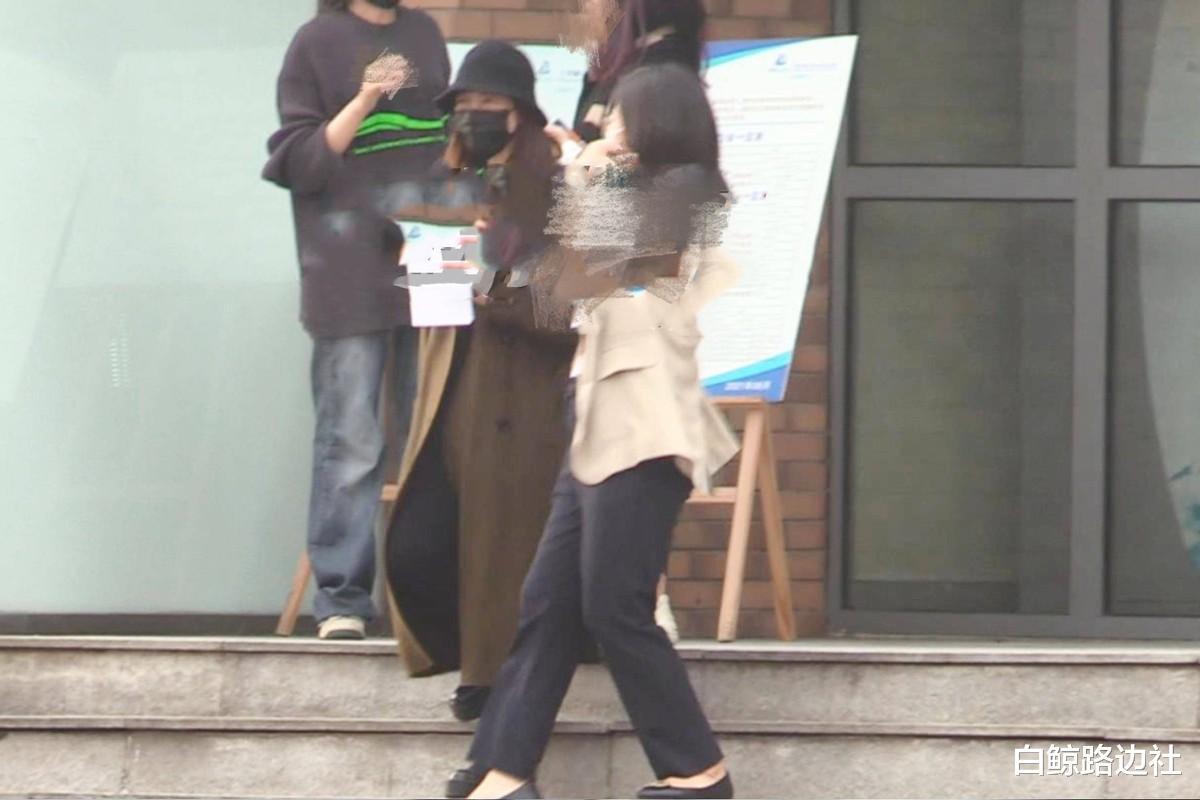 李子柒|42岁高圆圆怀二胎？手拿单子现身妇儿医院，衣着宽松下台阶被搀扶