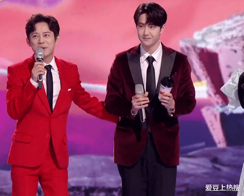 王一博|胖到不见下颌线？王一博跨年夜脸圆发胖，网友：胖瘦无所谓