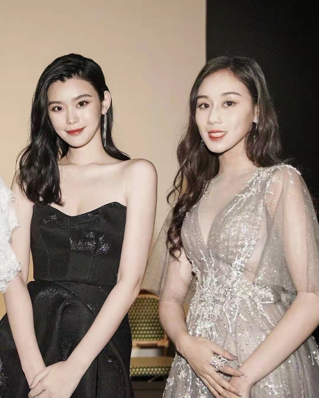 赵露思|赌王小女儿考上清华研究生！校服难掩气质似校花，哥哥何猷君报喜