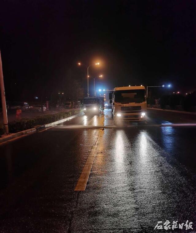 石家庄日报客户端 助力蓝天保卫战！石家庄开展洁路移尘、洗城净天行动