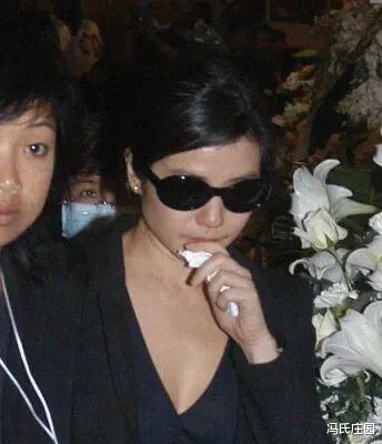 钟楚红|1983年，成龙与钟楚红关系暧昧，主动要求设计一场偷看钟楚红洗澡的戏