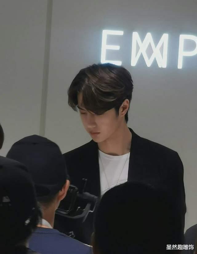 王一博|王一博生图太帅气了,无滤镜无P图让人心动,这状态比肖战好多了