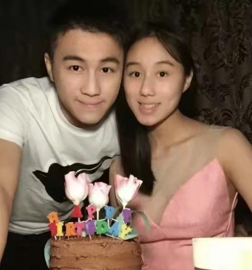 赵露思|赌王小女儿考上清华研究生！校服难掩气质似校花，哥哥何猷君报喜