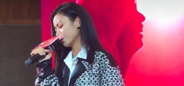 炄锌说 尴尬,伍珂玥参加《梅艳芳》主创见面会,晒的碟片并不是正版