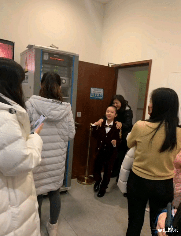 乔纳坦|甜馨后台视频曝光，堪比一线明星待遇，工作人员全程弯腰赔笑