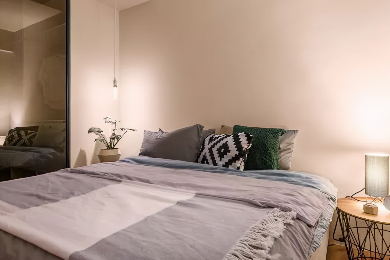 70平米的简约风设计完工,玄关设计第一次见,虽小但实用性很强