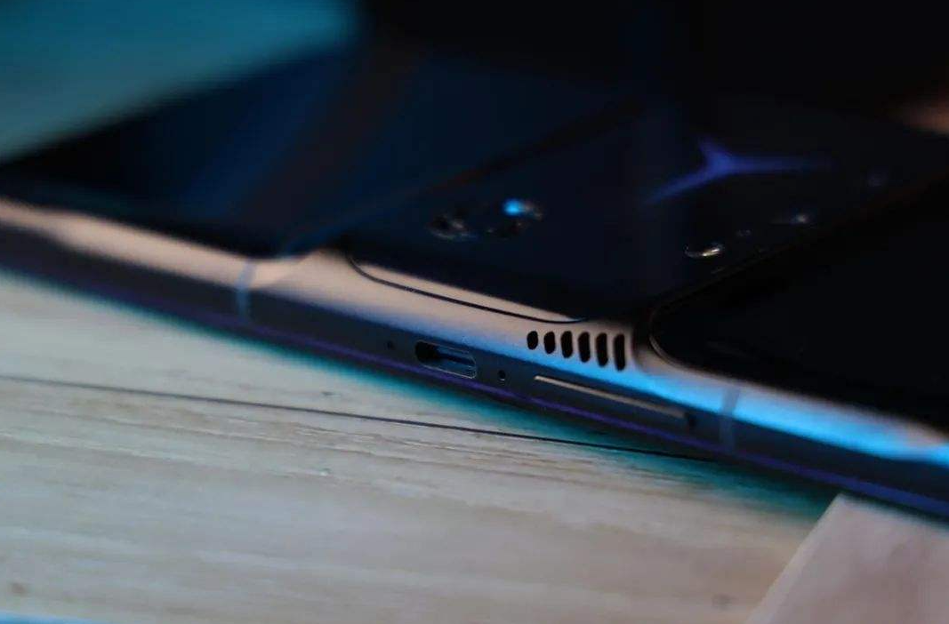 摩托罗拉|降价1800元，骁龙888+18GB+5500mAh，顶级游戏旗舰无奈被冷落