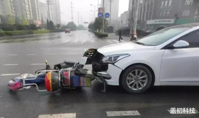 日系车 日系车撞上电动车,现场车损让人哭笑不得,车主:纸糊车滚出中国