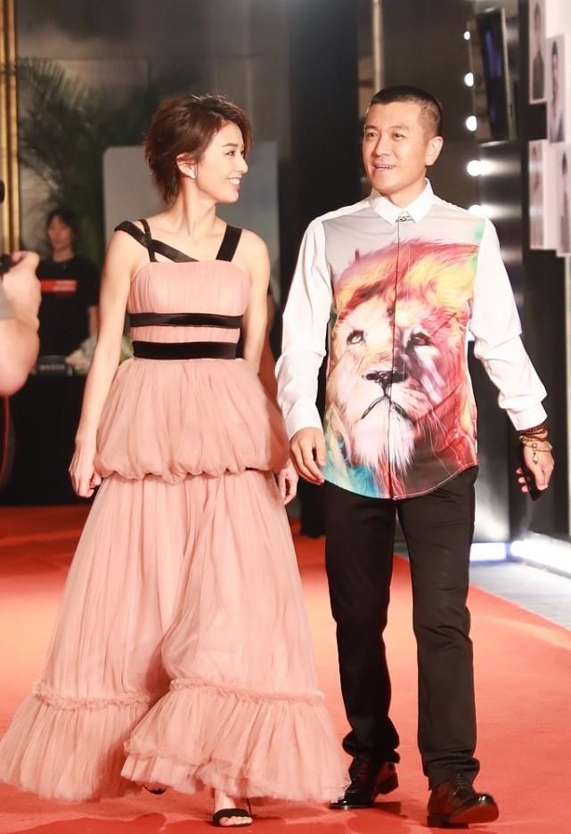 白小白的衣橱|黄圣依和老公合体出行，她一袭粉裙挺娇媚，老公却像“土豪”