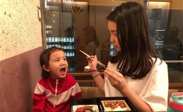 刘亦菲|19岁少女花百万整成刘亦菲，连名字也高仿，如今23岁现状如何？