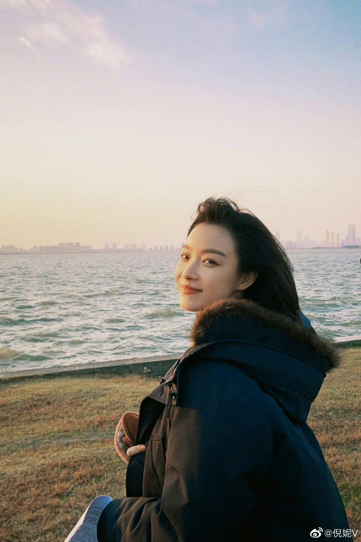 倪妮|倪妮海边氛围随拍，夕阳西下美女归我吧！