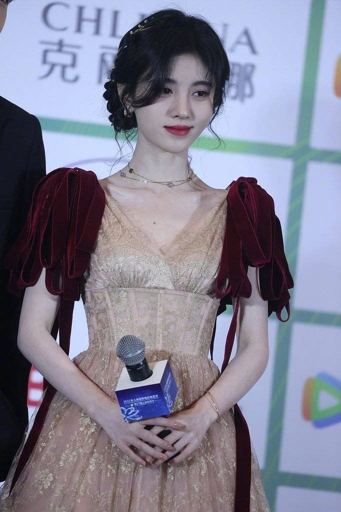 鞠婧祎|鞠婧祎造型再次封神，连发丝都做到了精致好看，靠妆造成当红小花