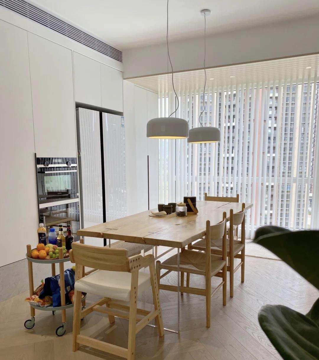 看了他们家,才知道“客餐厨一体”有多惬意,一家五口住着太爽了